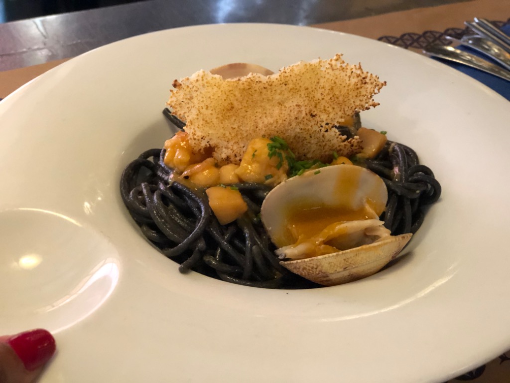 Carta de Restaurantes en Gijón, Restaurante Asturiano La Galana, Espaguetis negros con langostinos y calamares