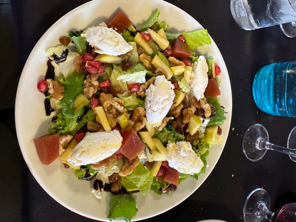 Carta de Restaurantes en Girona, Can Xifra, Ensalada con frutos secos y queso de cabra