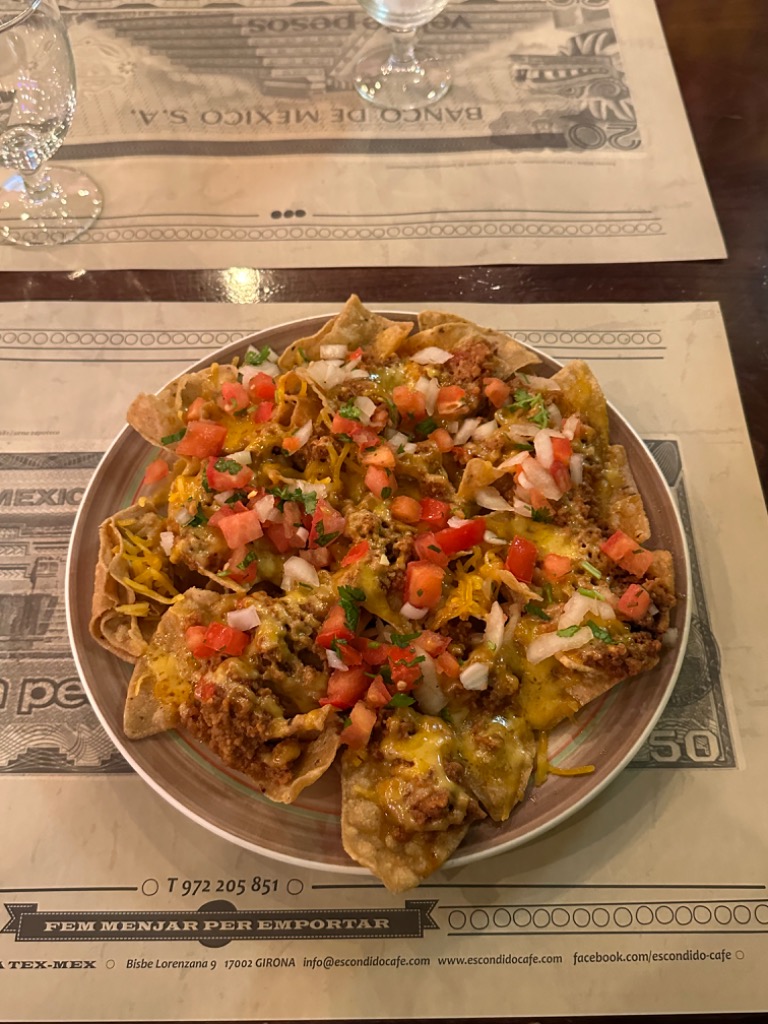 Menu of Restaurants in Girona, Escondido Café, Nachos con carne mechada
