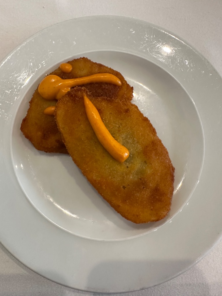 Carta de Restaurantes en Girona, Restaurant El Cabrit, Patata rellena de carne con salsa brava (Menú)