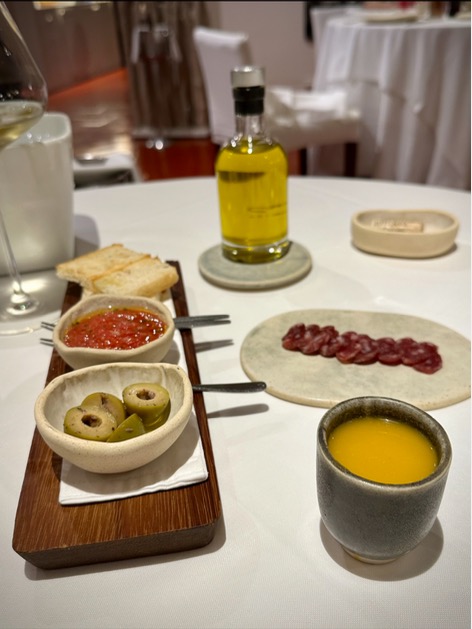 Carta de Restaurantes en Girona, Restaurant Els Tinars, Crema de verduras, pan con tomate, fuet (aperitivo)
