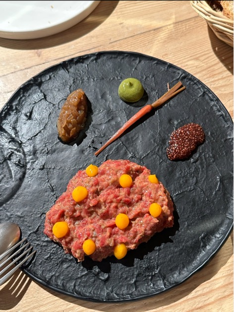 Carta de Restaurantes en Girona, Terram Restaurant, Steak tartar de vaca vieja con yema de huevo a baja temperatura y cebolla especiada