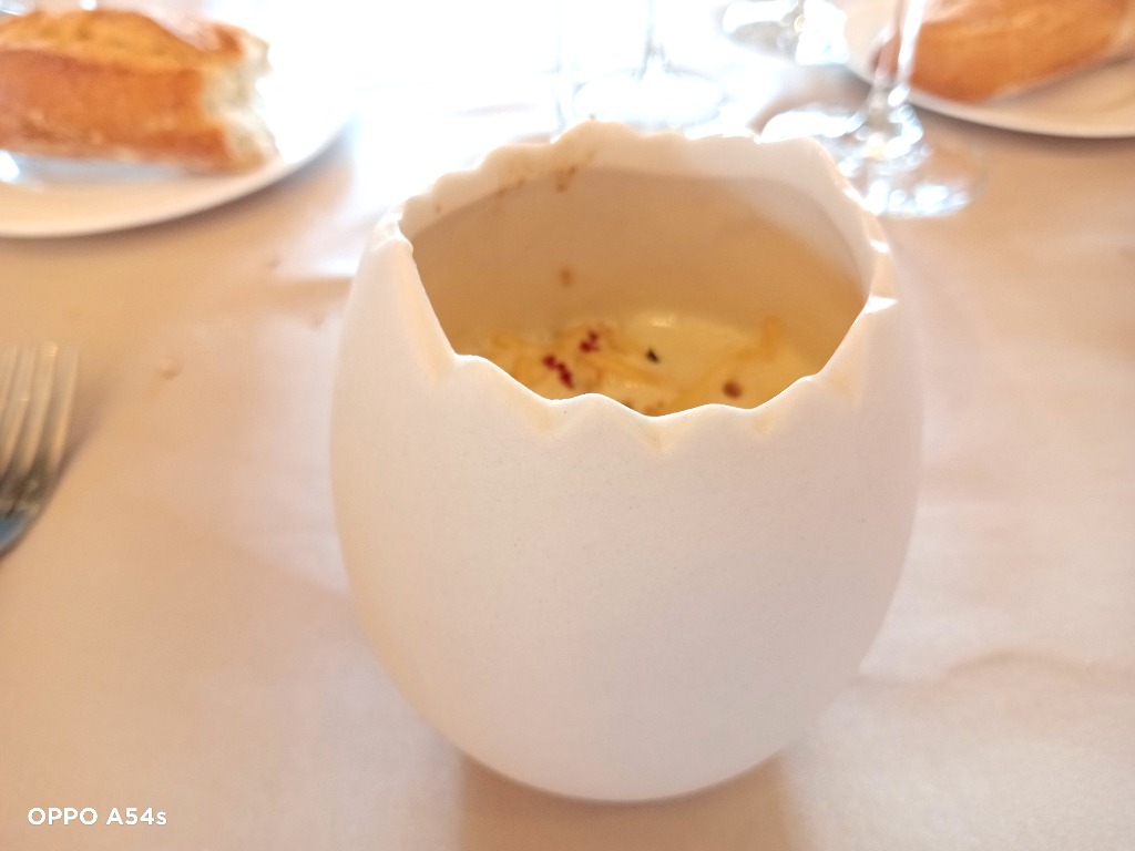 Menu of Restaurants in Gorraiz, Restaurante La Veranda @ Hotel Castillo de Gorráiz, Cocotte de huevo de caserío a 62º con hongos de Ulzama u espuma trufada