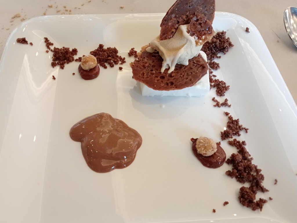 Menu of Restaurants in Gorraiz, Restaurante La Veranda @ Hotel Castillo de Gorráiz, Cuajada de amaretto con crujiente de cacao y helado de vainilla toffee