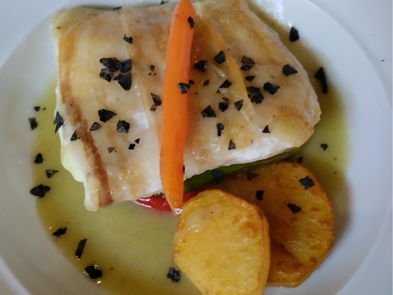 Carta de Restaurantes en Grado, El Rincón de Fufo, Merluza con panceta y panipuri sobre panaderas y fritada de verduras