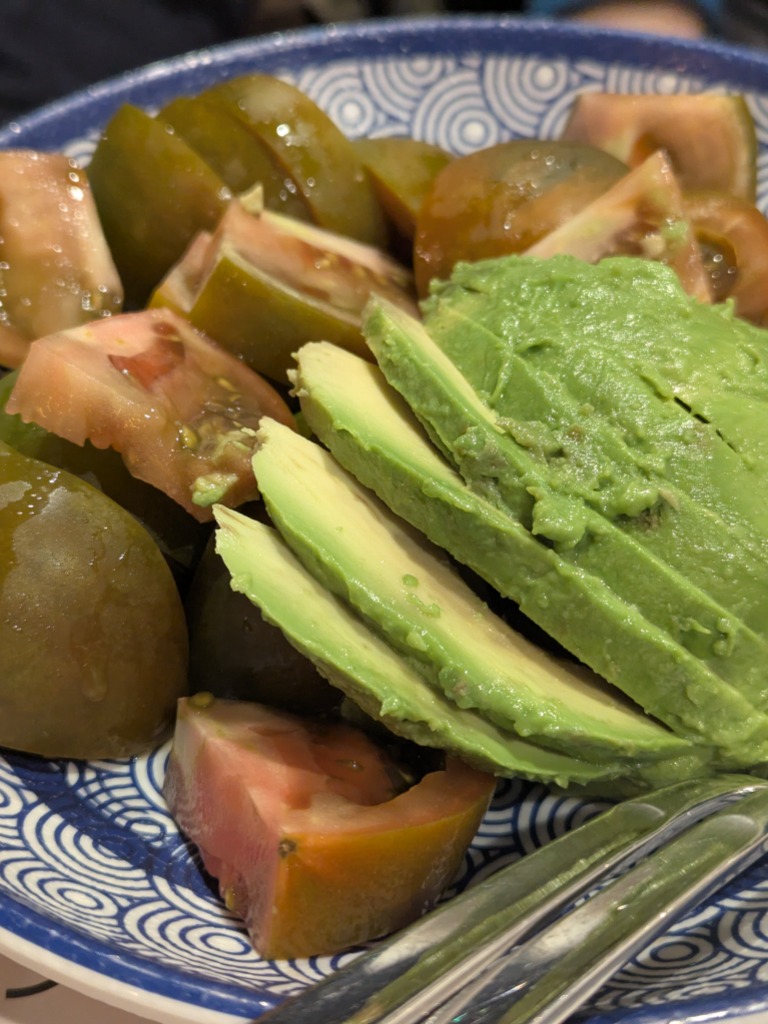 Menu of Restaurants in Granada, El Pescaíto de Carmela, Ensalada de tomate kumato con aguacate