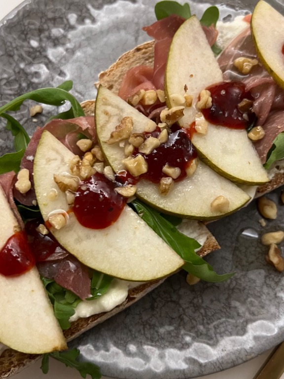 Menu of Restaurants in Granada, Epicureum Café & Brunch, Tostada de Gorgonzola