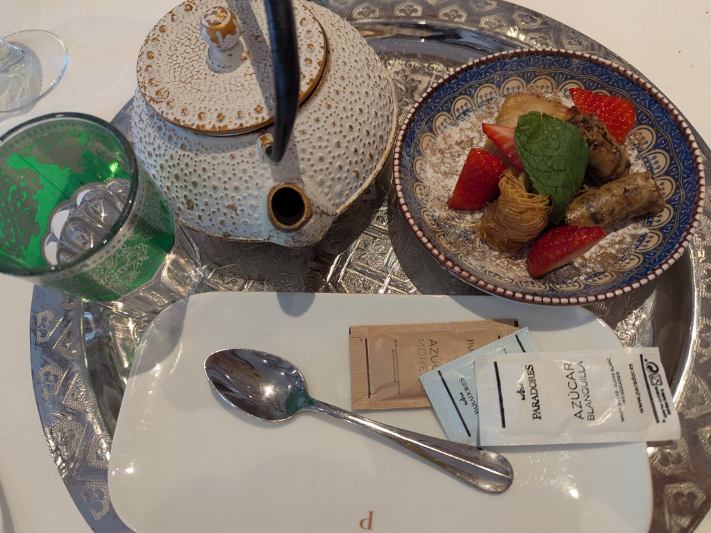 Carta de Restaurantes en Granada, Parador de Granada, Té "cuentos de la Alhambra" con pastas