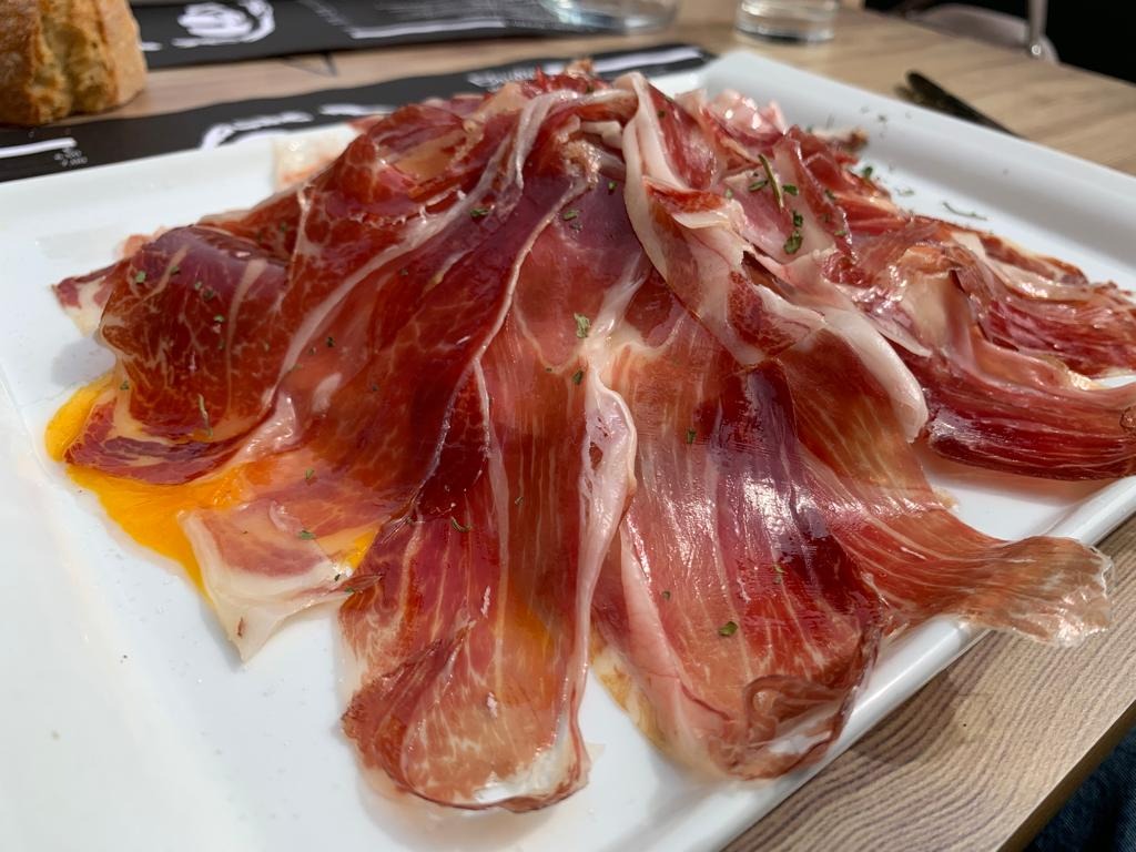 Carta de Restaurantes en Huarte, Bar Marley, Huevos rotos con ibérico y queso navarro