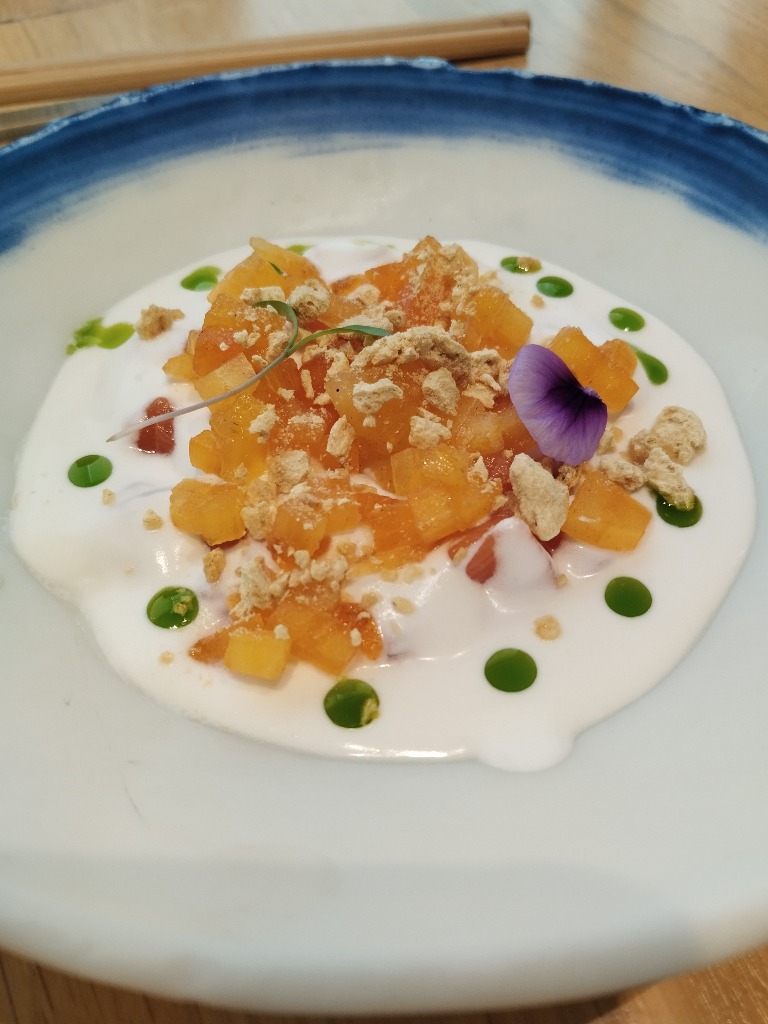 Menu of Restaurants in Huarte, Mixtura, Cebiche de salmón con leche de tigre de coco y caqui