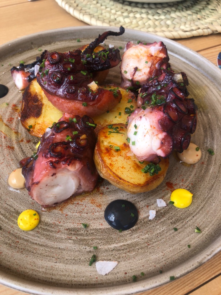 Carta de Restaurantes en Ibiza, MAMAJUANA IBIZA, Pulpo con patata y sus salsas