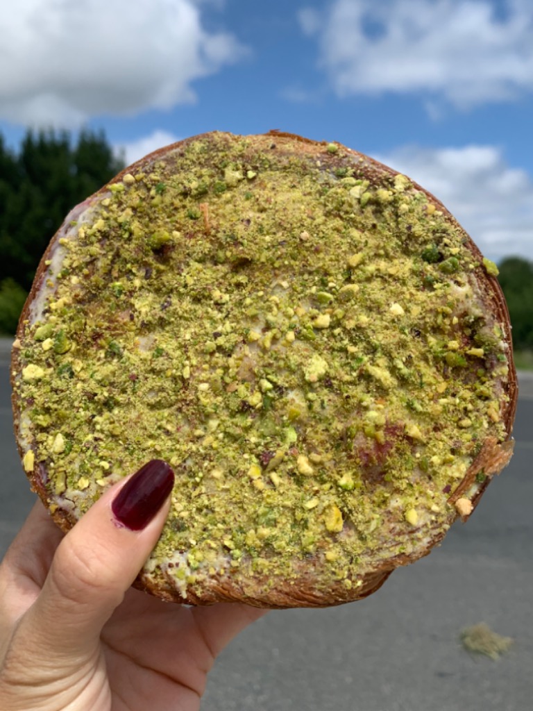Carta de Cafeterías en La Estrada, Pastelería MIMELA, NY Roll de pistacho