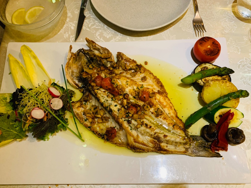 Gastronomy recommendation in La Pineda: Lubina al orio
