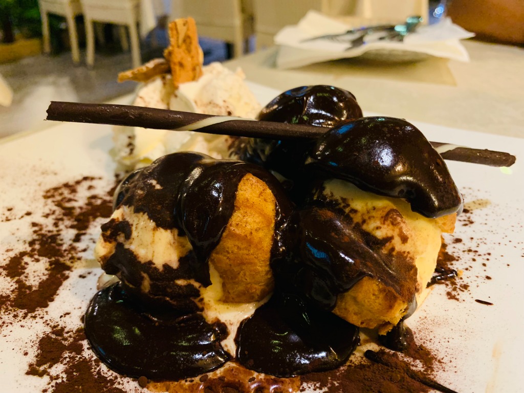 Carta de Restaurantes en La Pineda, DORADO, Profiteroles con chocolate y helado de vainilla