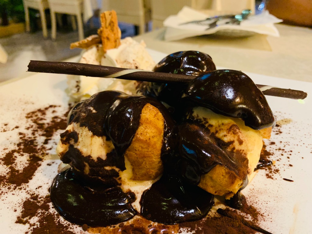 Menu of Restaurants in La Pineda, DORADO, Profiteroles con chocolate y helado de vainilla