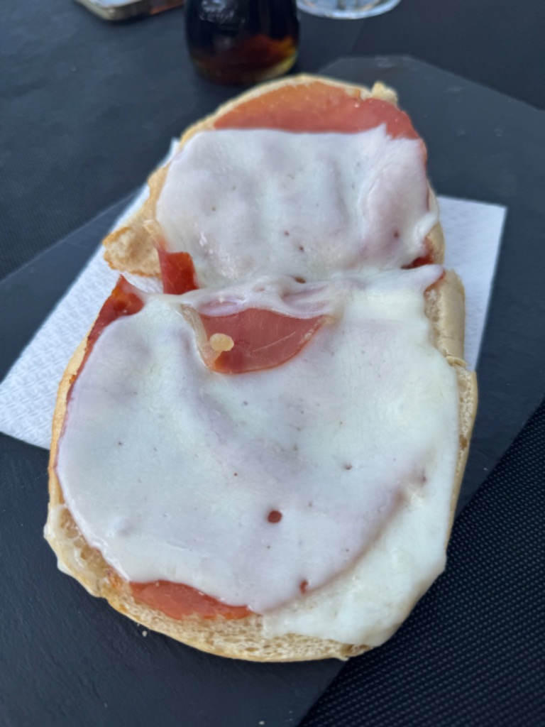 Gastronomy recommendation in La Pobla de Farnals: Tostada de jamón serrano y queso