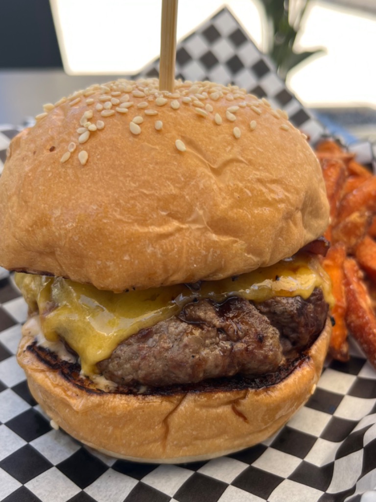 Menu of Restaurants in l'Alfas del Pi, Fanneli's Burger Albir, Compton