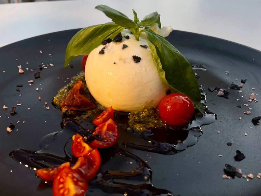 Carta de Restaurantes en Alfaz del Pi, Restaurante Mamma Perrone, Burrata con tomate seco y confitado, pesto y