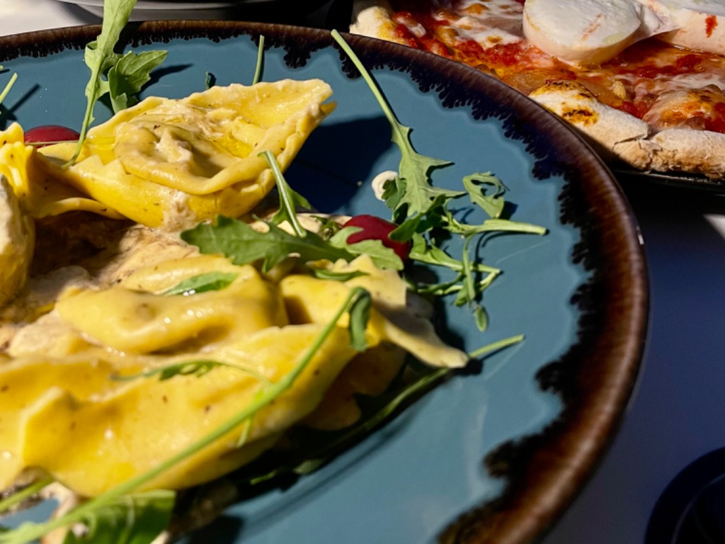 Carta de Restaurantes en Alfaz del Pi, Restaurante Mamma Perrone, Tortelloni funghi. Pasta fresca rellena de queso, porcini con base de salsa de trufa