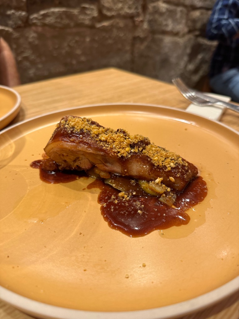 Carta de Restaurantes en Logroño, CASA RÍOS, Cochinillo horneado a baja temperatura y crujiente en su jugo con patatas panadera (menu)