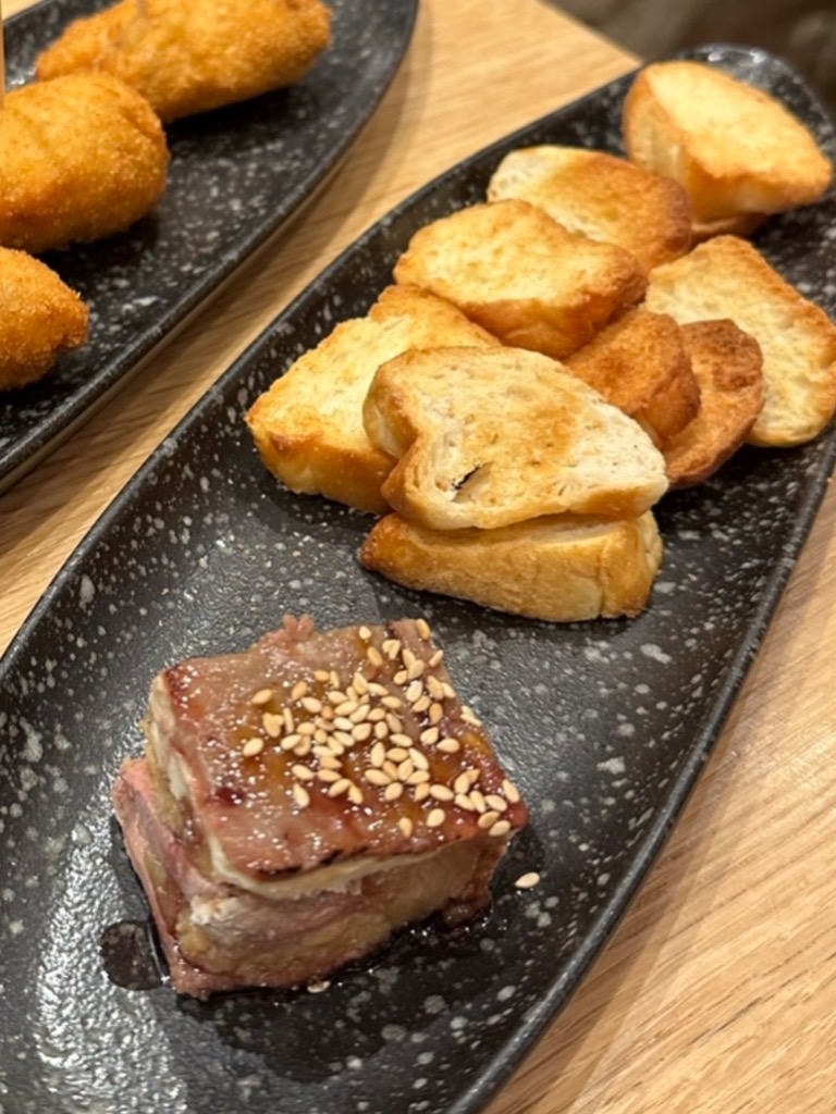 Carta de Restaurantes en Logroño, CASA RÍOS, Milhojas de foie, manzana y queso caramelizado (menu)