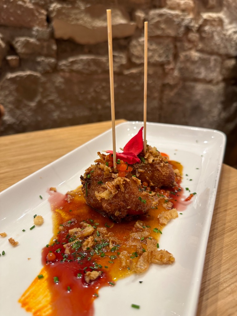 Carta de Restaurantes en Logroño, CASA RÍOS, Pimientos riojanos rellenos de carne con crujiente y salsa al estilo de Carlos (menu)