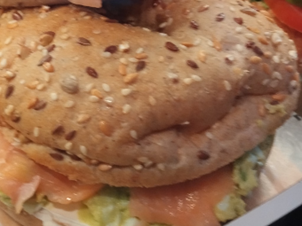 Carta de Restaurantes en Logroño, Faborit Logroño, Bagel de salmón y aguacate