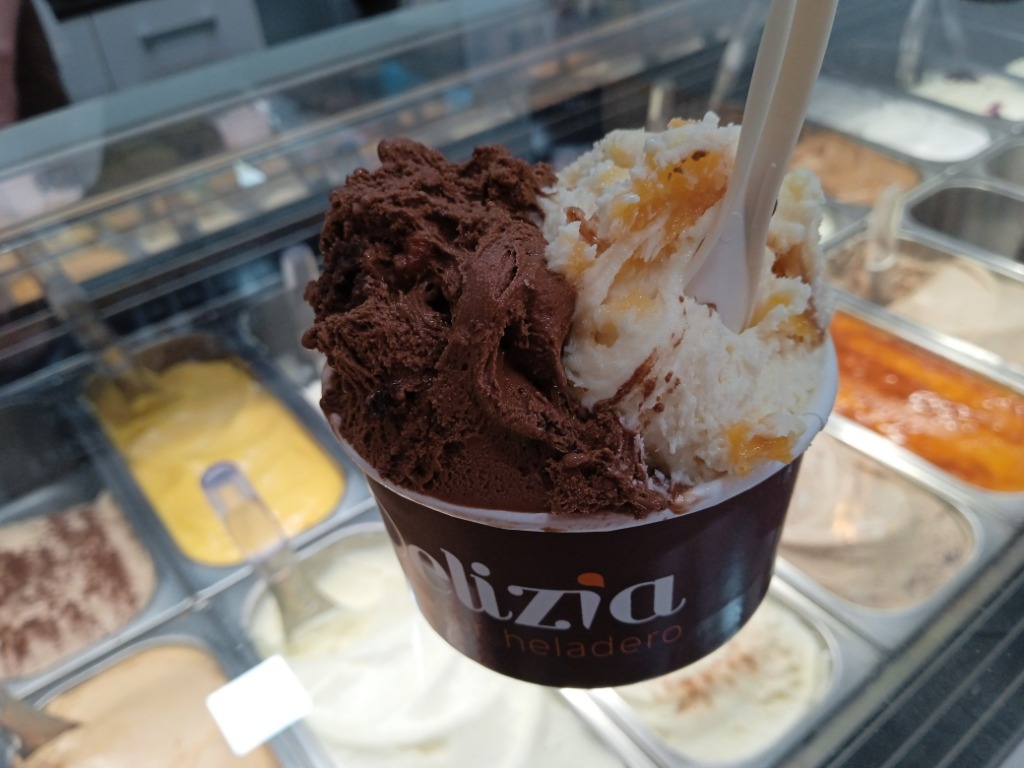 Carta de Heladerías en Logroño, Heladería Delizia obrador heladero, Helado de brownie con nueces y crema catalana