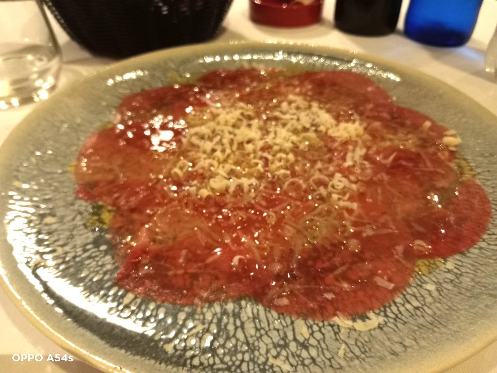 Carta de Restaurantes en Logroño, Restaurante La Chata 1821, Carpaccio de ternera con parmesano, pimienta negra y sal de vino tinto