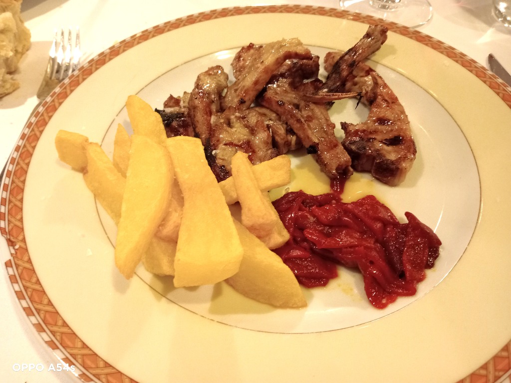 Carta de Restaurantes en Logroño, Restaurante La Chata 1821, Costillas de cordero a la brasa con pimientos rojos y patatas fritas
