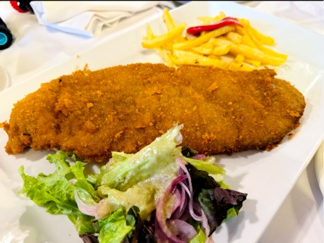 Carta de Restaurantes en Lugo de Llanera, La Mundina, Cachopo original de jamón y queso ahumado de Pria con sus patatines
