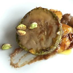 Carta de Restaurantes en Madrid, Baco y Beto - Taberna, Foie gras mi-cuit cubierto de pistachos sobre bananitos caramelizados.