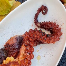 Carta de Restaurantes en Madrid, Baco y Beto - Taberna, Pulpo a la plancha sobre patata rota y pimentón de la vera