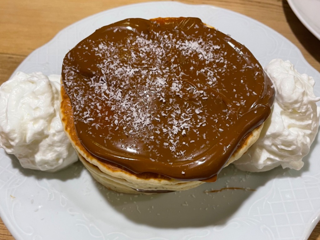 Carta de Restaurantes en Madrid, Billy Brunch, Tortitas con coco rallado y dulce de leche