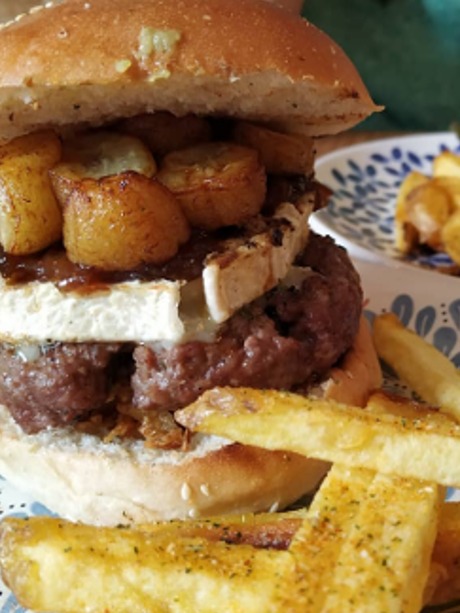 Carta de Restaurantes en Madrid, Campesino Burger Al Carbón, Caribeña: Ternera de Ávila, medallón de queso de cabra a la parrilla, cebolla caramelizada, plátano dulce confitado, sirope de arce y cebolla crujiente