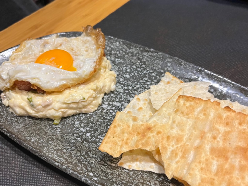 Menu of Restaurants in Madrid, La Bistroteca, Ensaladilla rusa con huevo frito y pollo, tirabeques y crujiente de panceta