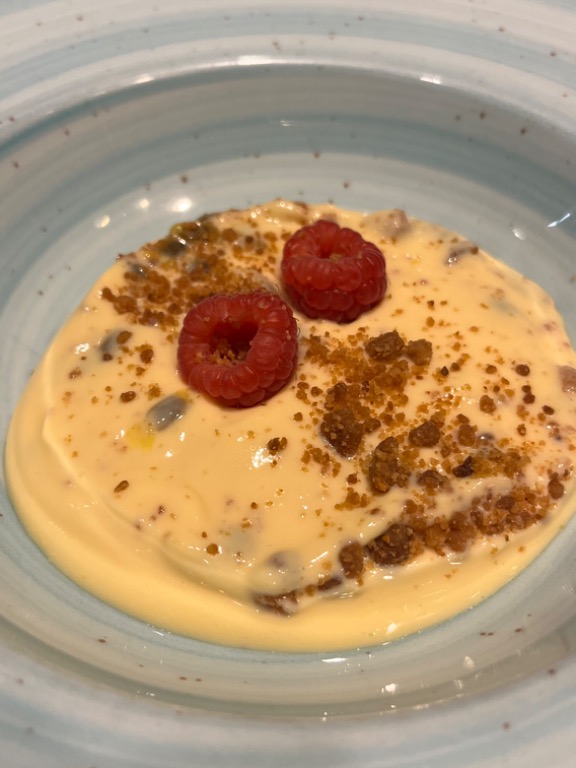 Menu of Restaurants in Madrid, La Bistroteca, Mousse de maracuyá con crujiente de almendras y frambuesas