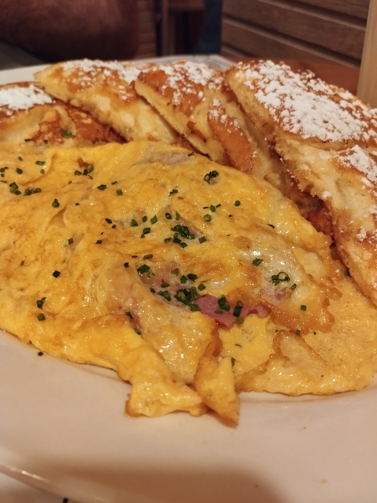 Carta de Restaurantes en Madrid, La Desayunería, Omelette de 2 huevos con jamón y queso americano con pancakes