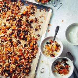 Carta de Restaurantes en Madrid, L'Adoré, Yogur natural con granola casera y miel