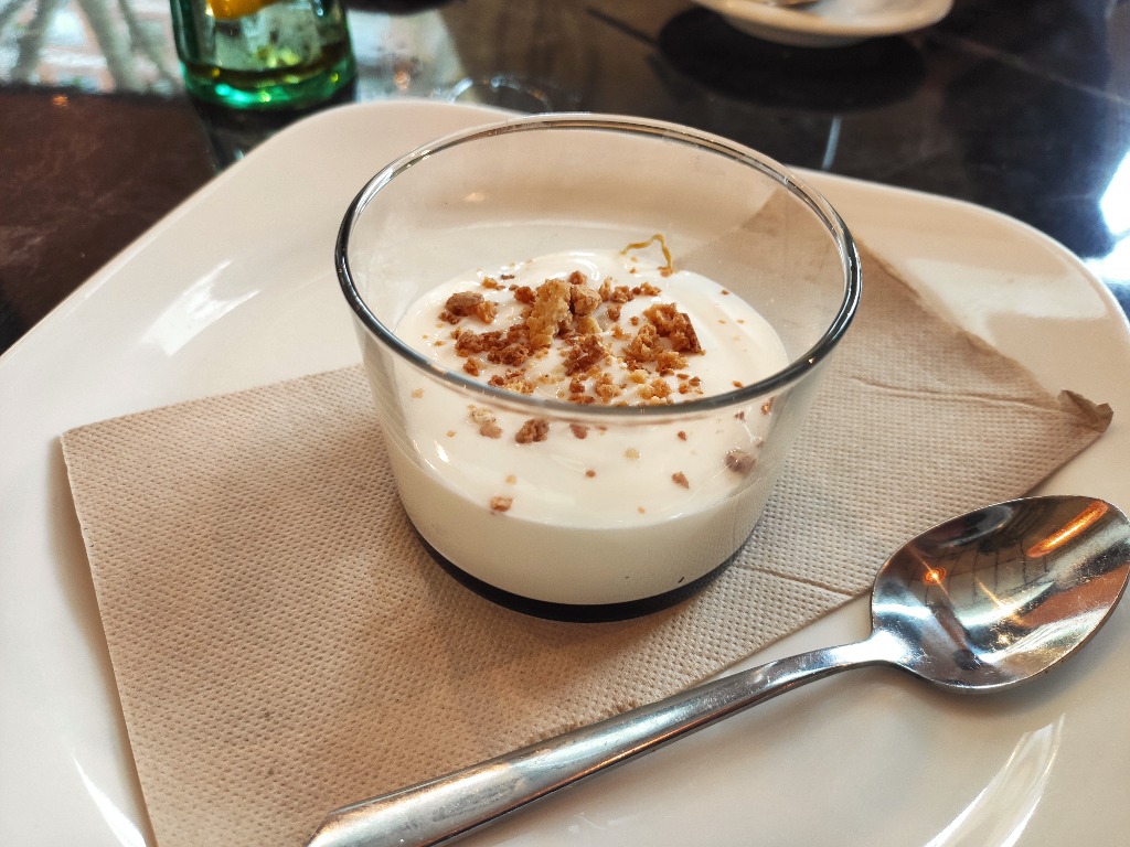 Menu of Restaurants in Madrid, Pizza Jardín, Yogur con crumble de galleta y caramelo (menú del día)
