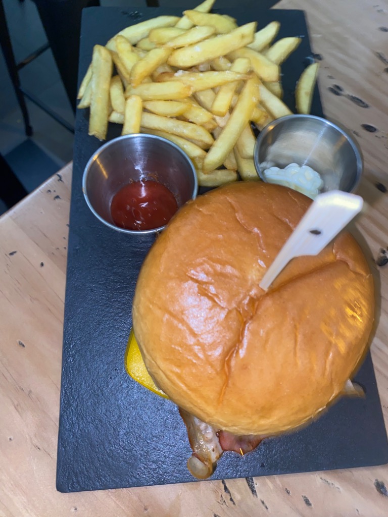 Carta de Restaurantes en Madrid, Tírame Una Bar Restaurante, HAMBURGUESA "TIRAME UNA" Nuestra smash burger en pan brioche con queso cheddar, bacon, acompañada de patatas fritas.