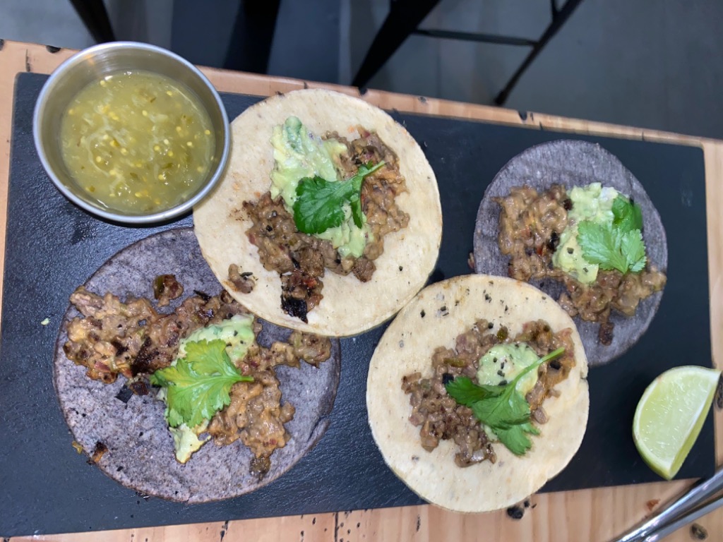 Carta de Restaurantes en Madrid, Tírame Una Bar Restaurante, TACOS DE BISTEC. 4 Tacos de ternera servidos en tortilla de maíz con aguacate, cebolla y pimientos