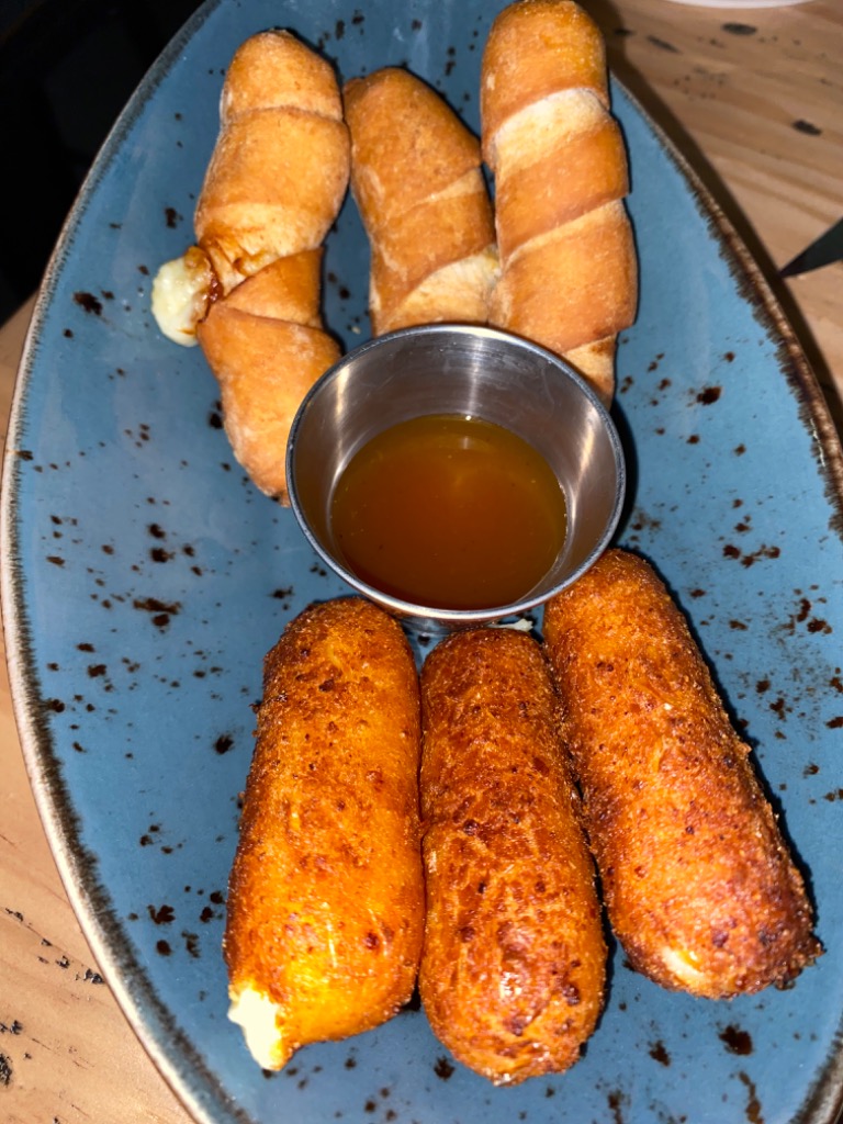 Carta de Restaurantes en Madrid, Tírame Una Bar Restaurante, TEQUEÑOS .6 unidades mixtas acompañadas de salsa maracuyá y mayo picante