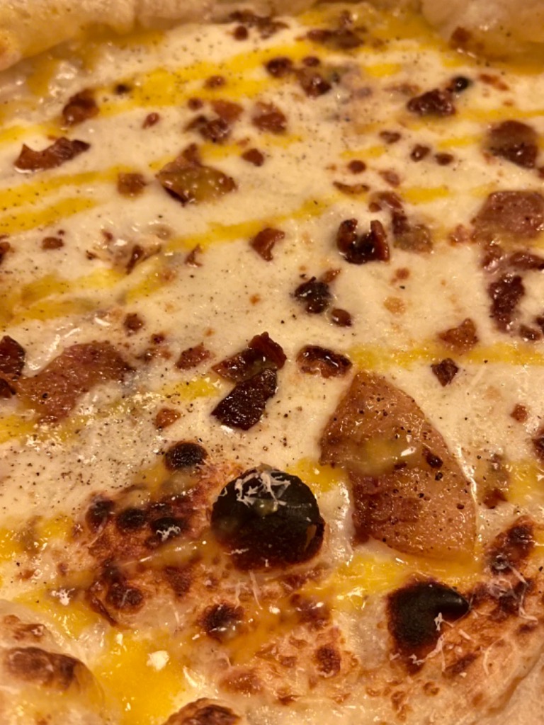Menu of Restaurants in Madrid, Villa Capri, Pizza carbonata. Huevo, mozzarella, pecorino y guanciale