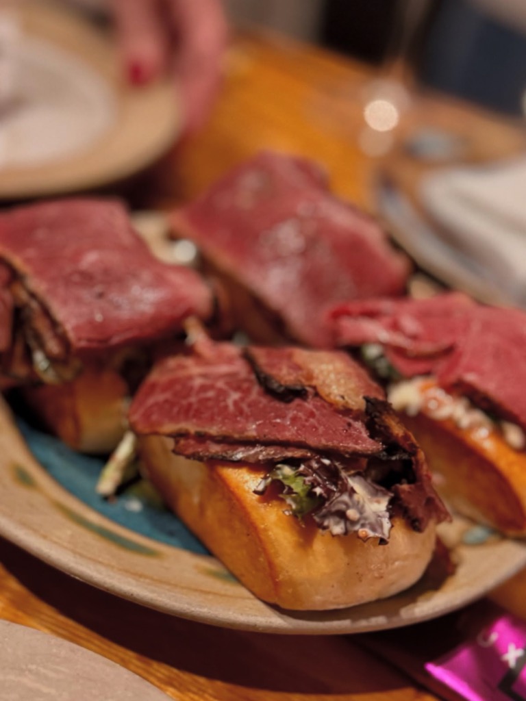 Carta de Restaurantes en Marbella, Taberna Casa Curro Marbella, Brioche de Pastrami