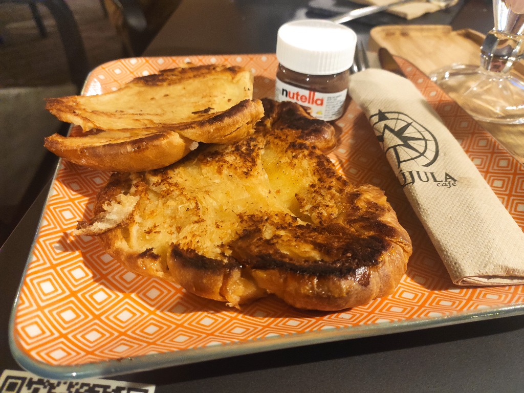 Carta de Cervecerías en Mieres del Camín, La Brújula Café, Croissant Plancha