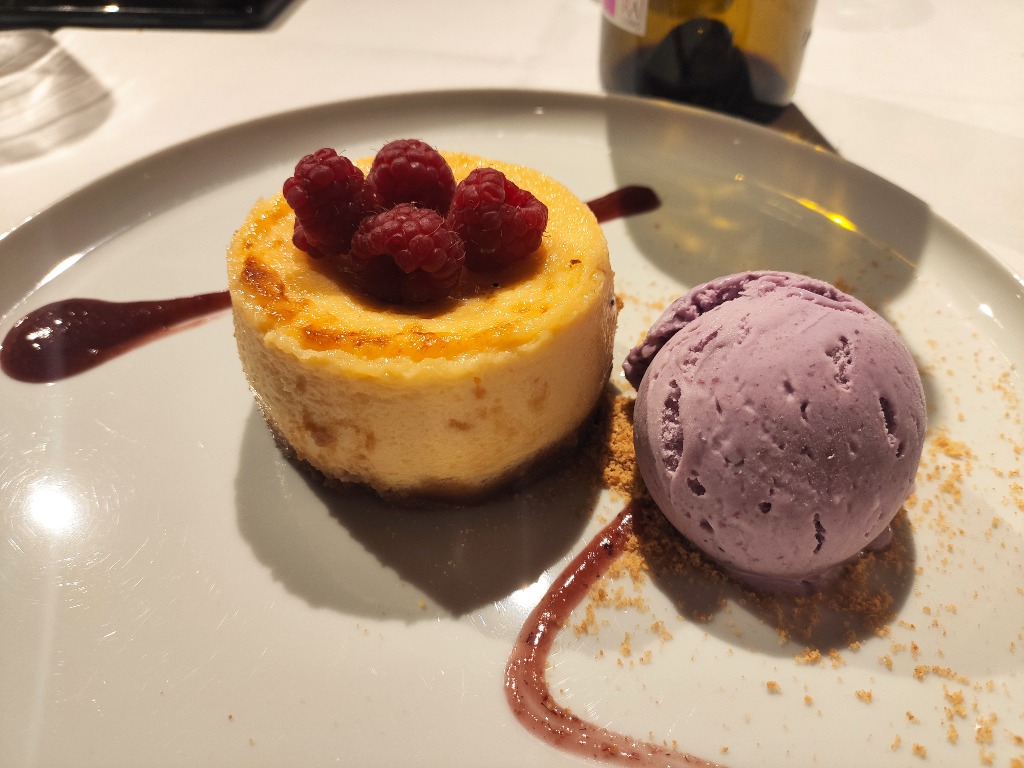 Carta de Restaurantes en Mieres del Camín, La Mendiga, Tarta de queso al horno con helado de frambuesa