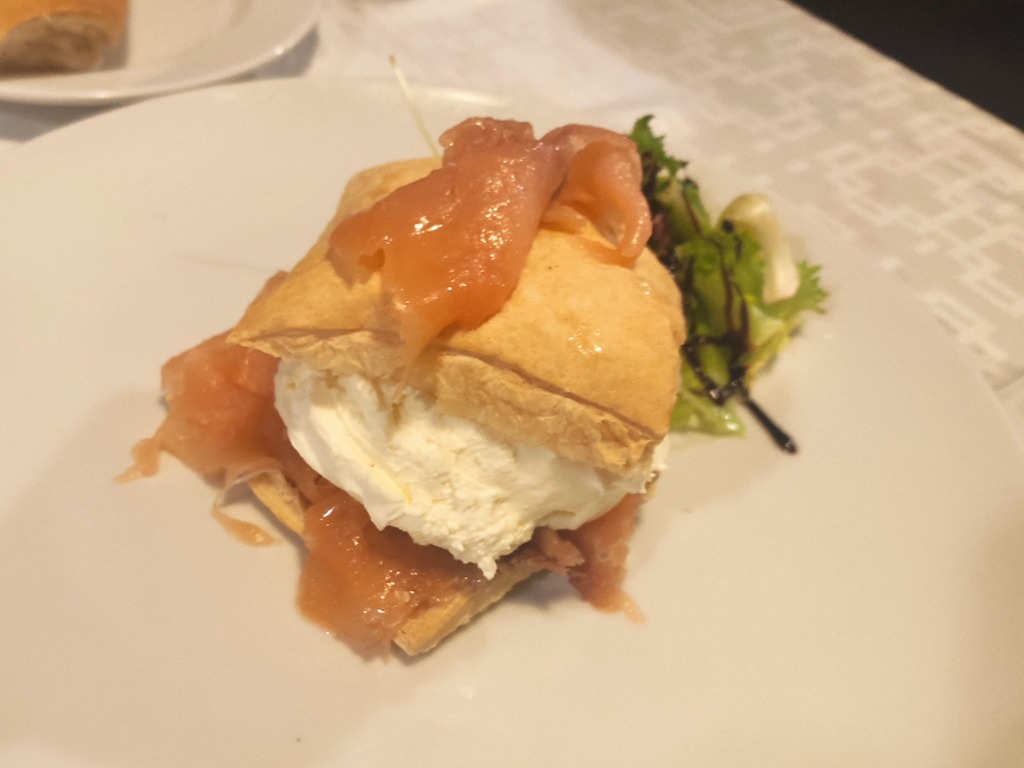 Carta de Restaurantes en Mieres del Camín, Restaurante Casa Óscar, Hojaldre de mousse de queso y salmón (Menú Navidad)