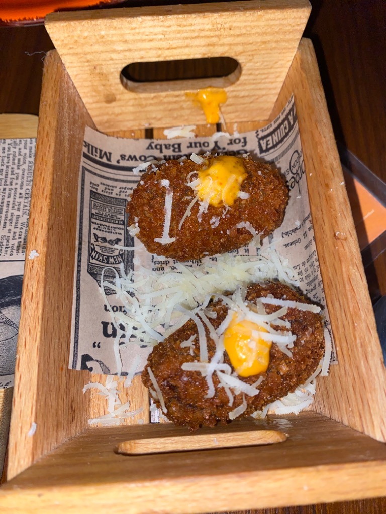 Carta de Restaurantes en Murcia, Alma Street Food, Croqueta de chuleta de vaca con parmesano y mayonesa sriracha