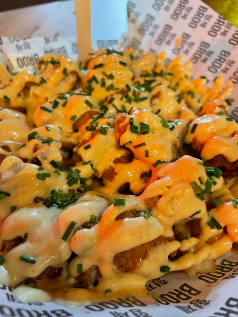 Menu of Restaurants in Murcia, BROO | Hamburguesería en Murcia, Patatas con pops de pollo frito 🍗 y salsa k-mayo